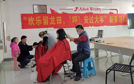 免費(fèi)理發(fā)進(jìn)公司 工會(huì)服務(wù)暖人心
